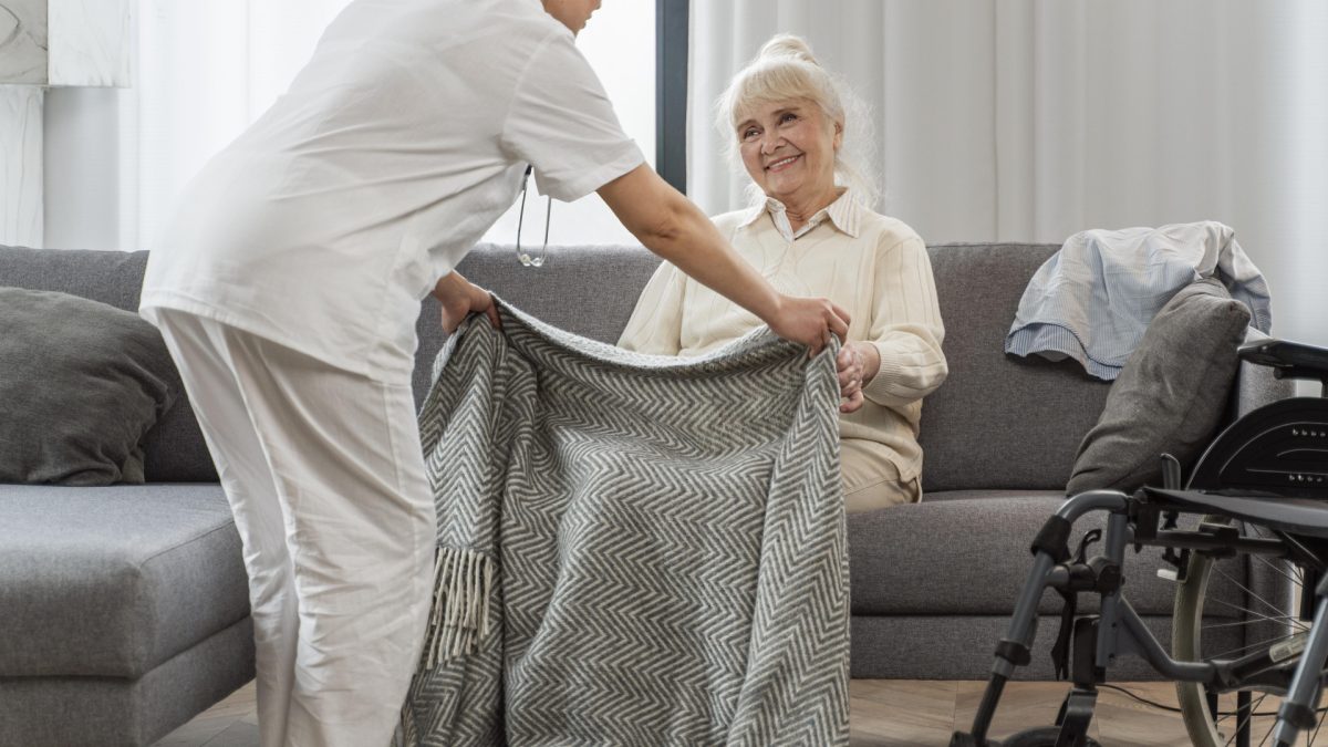 Rester chez soi à Poitiers : ce que les services à la personne changent concrètement pour les seniors